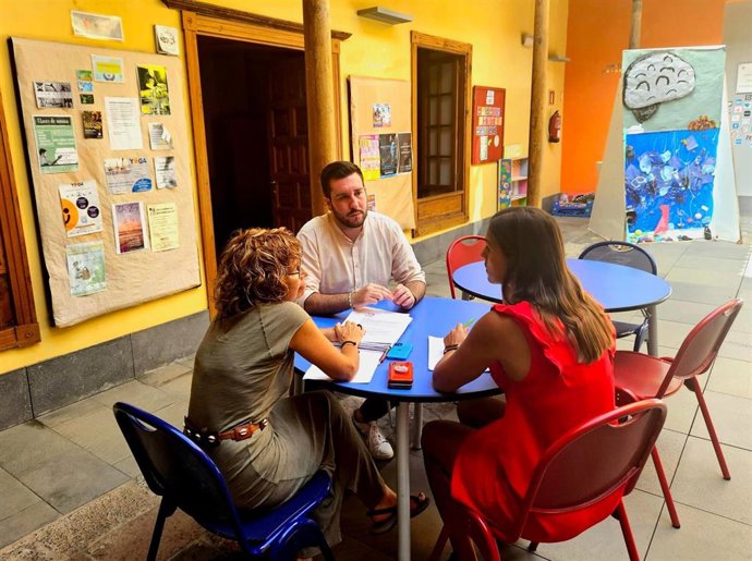 El consejero de Juventud del Cabildo de Tenerife, Serafín Mesa, en una reunión para preparar la feria de Merkarte en Puerto de la Cruz