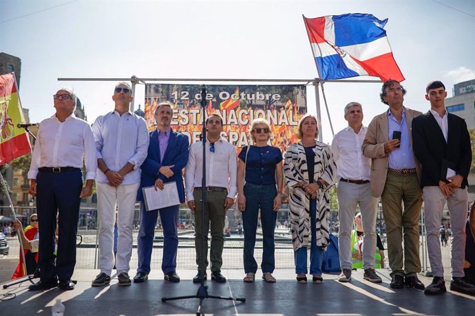 Fotografia de família en l'acte central de la manifestació convocada per Espanya i Catalans pel Dia de la Hispanitat a Barcelona