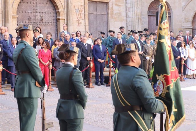 El vicepresidente primero del Gobierno de Aragón, Alejandro Nolasco, y el consejero de Medio Ambiente y Turismo, Manuel Blasco, en Alcañiz (Teruel) en el acto institucional de la Guardia Civil