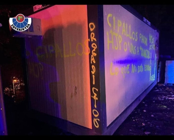 Caseta de las obras del TAV en Renteria con pintadas en contra de la Ertzaintza.
