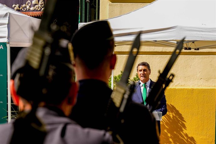 El Delegado del Gobierno en Andalucía, Pedro Fernández, durante su discurso en el acto castrense con motivo de la festividad de la Virgen del Pilar, patrona de la Guardia Civil.