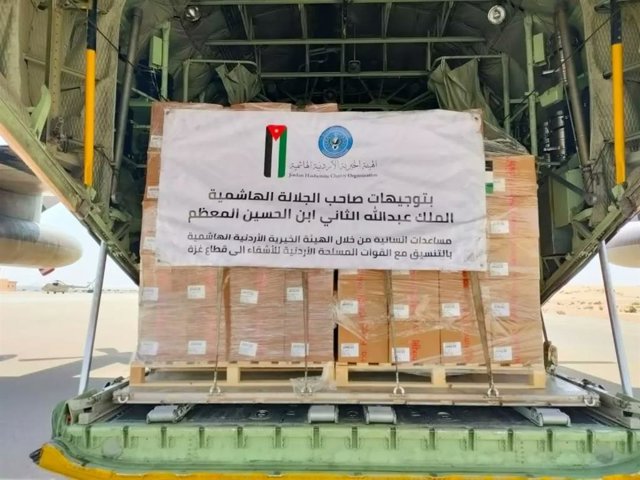 Suministros médicos enviados por la Organización Benéfica Hachemita de Jordania a Egipto para ser trasladados a la Franja de Gaza