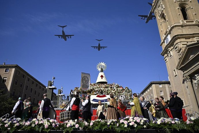 Vista de la Virgen del Pilar durante la Ofrenda de Flores, en la plaza del Pilar, a 11 de octubre de 2023, en Zaragoza, Aragón (España) con aviones del Ala 31 sobrevolando el cielo . 
