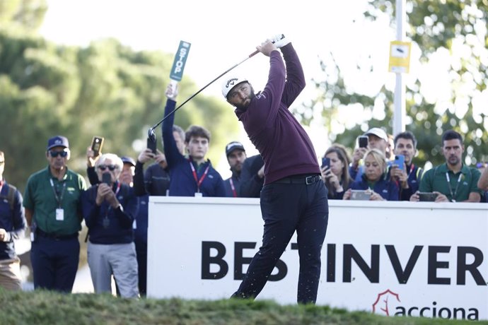 Jon Rahm realiza un golpe durante la primera jornada del Acciona Open de España presented by Madrid