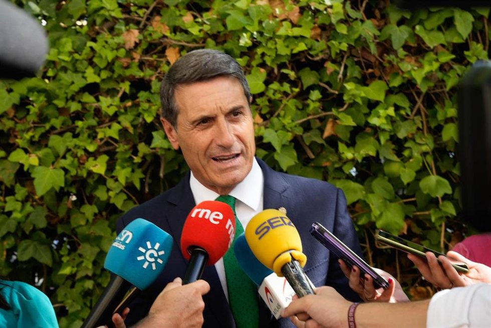 El Delegado del Gobierno en Andalucía, Pedro Fernández, atiende a los medios después de asistir al acto castrense con motivo de la festividad de la Virgen del Pilar, patrona de la Guardia Civil.