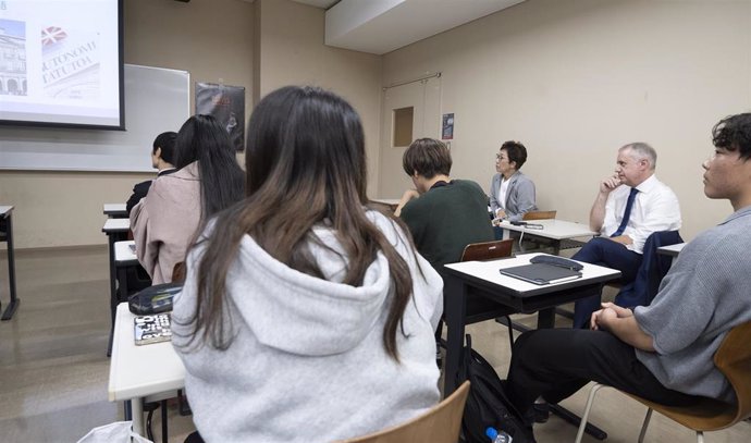 El Lehendakari, Iñigo Urkullu, en un encuentro con estudiantes japoneses de euskera