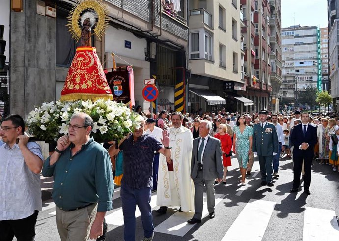 La alcaldesa, Gema Igual, en la procesión del barrio Perines