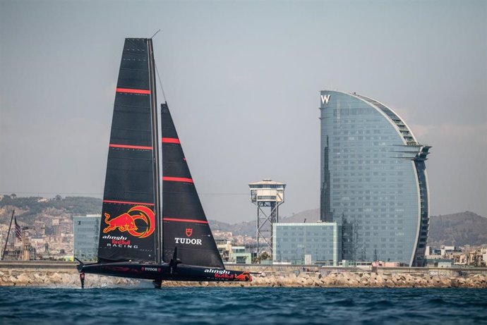 Barcelona se vuelca con la America's Cup a un año para el 'Match' final.