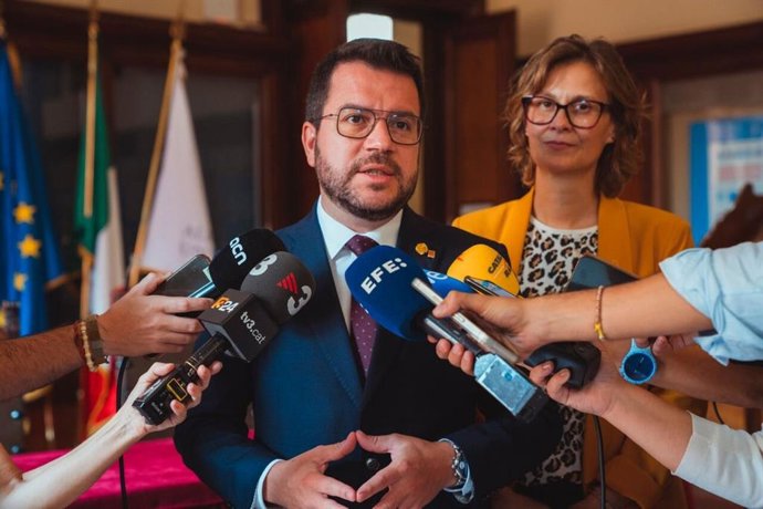 El presidente de la Generalitat, Pere Aragons, atiende a los periodistas en la Universidad de Bolonia
