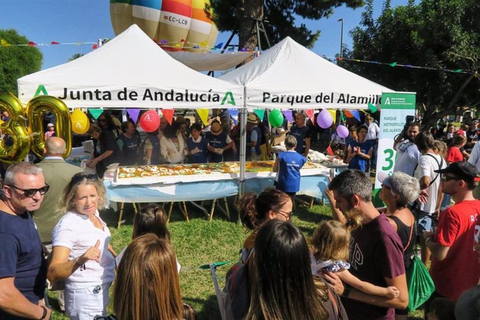 El Parque del Alamillo celebra sus 30 años con una tarta de 100 kilos