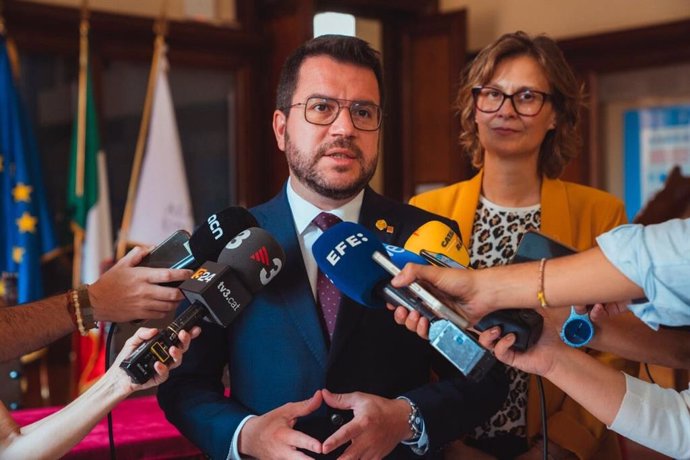 El president de la Generalitat, Pere Aragonès, atén els periodistes a la Universitat de Bolonya