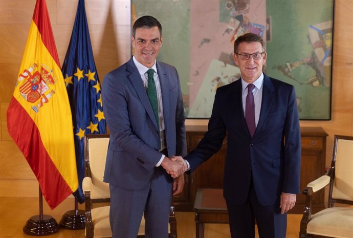 El secretario general del PSOE y presidente del Gobierno en funciones, Pedro Sánchez (i), se reúne con el líder del Partido Popular, Alberto Núñez Feijóo (d)