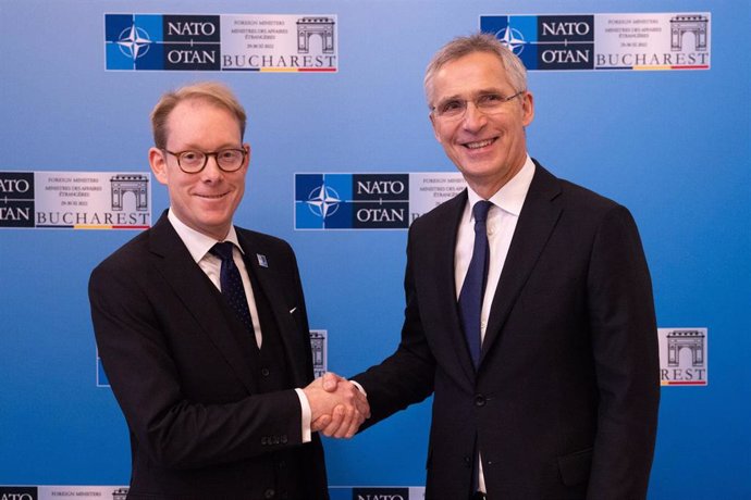 Archivo - El ministro de Exteriores de Suecia, Tobias Billstroem, junto al secretario general de la Alianza Atlántica, Jens Stoltenberg.