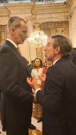El Rey Don Felipe conversa con el delegado del Gobierno, Francisco Jiménez