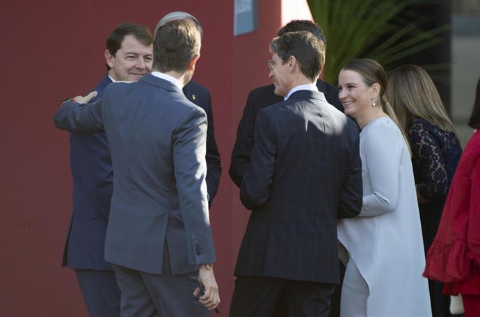 El presidente de la Junta de Castilla y León, Alfonso Fernández Mañueco (1i) y la presidenta de Baleares, Marga Prohens (1d), a su llegada al desfile del 12 de octubre 'Día de la Fiesta Nacional', en la plaza de Cánovas del Castillo.