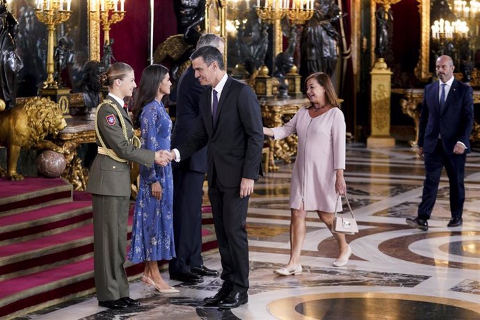 La princesa Leonor, la Reina Letizia y el Rey Felipe VI saludan al presidente del Gobierno en funciones, Pedro Sánchez, y a la presidenta del Congreso, Francina Armengol, a su llegada a una recepción con motivo del Día de la Fiesta Nacional