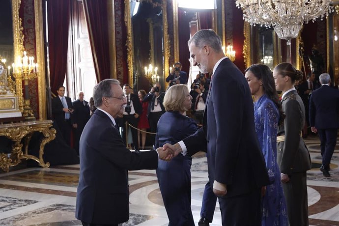 El presidente de la Ciudad Autónoma de Ceuta saluda al rey Felipe VI durante la recepción real.