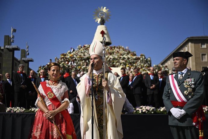 Un obispo interviene durante la Ofrenda de Flores a la Virgen del Pilar, en la plaza del Pilar, a 11 de octubre de 2023, en Zaragoza, Aragón (España). 