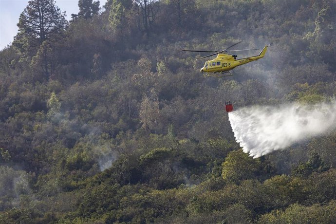 Un helicóptero trabaja en la extinción del incendio, a 6 de octubre de 2023, en Santa Úrsula, Tenerife, Canarias (España)