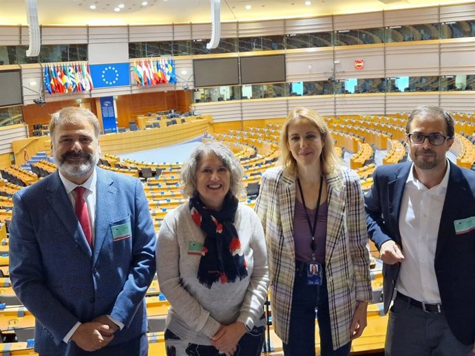 Merecedes Gómez y su equipo se reúnen con la eurodiputada Cristina Maestre