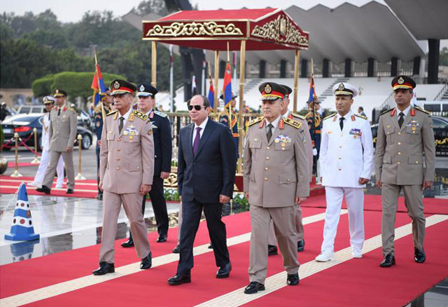 El presidente de Egipto, Abdelfatá al Sisi se reúne con el Consejo Supremo de las Fuerzas Armadas, en El Cairo