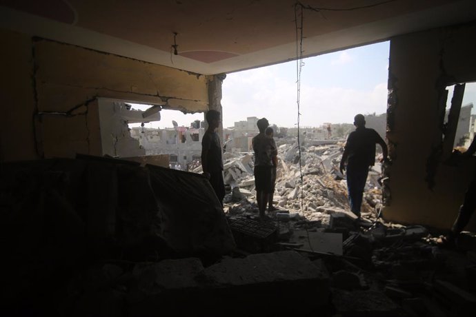 October 12, 2023, Rafah, Gaza Strip, Palestinian Territory: Palestinian search the rubble of destroyed buildings following an Israeli strike, as battles between Israel and the Hamas movement continue for the sixth consecutive day in the city of Rafah, i