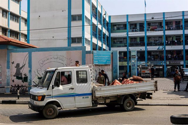 Palestinos desplazados se refugian en una escuela de la UNRWA mientras la Franja de Gaza es duramente golpeada por los bombardeos israelíes