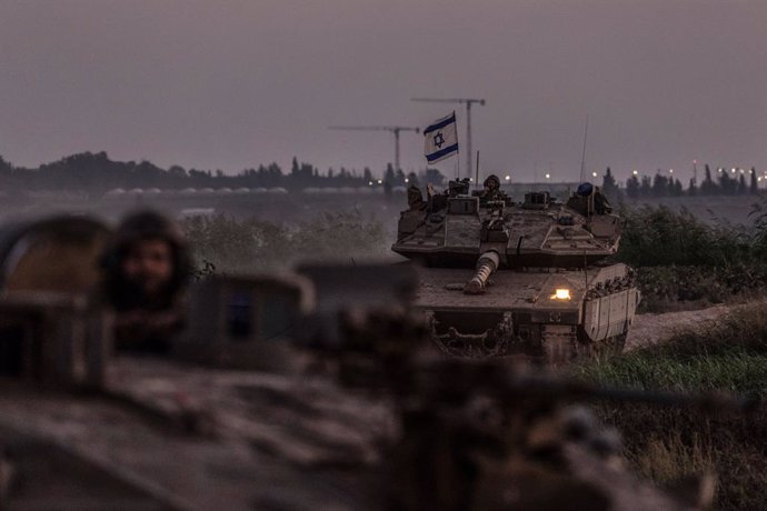 Militars israelians en tancs a prop de la frontera amb la Franja de Gaza