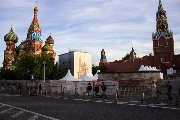 Archivo - La Catedral de San Basilio y la Torre Spasskaya del Kremlin de Moscú se ven desde la Plaza Roja
