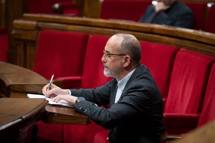 Archivo - El conseller de Drets Socials, Carles Campuzano, durant una sessió plenria en el Parlament, a 21 de mar de 2023, a Barcelona, Catalunya (Espanya)