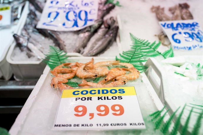 Archivo - Precios en una pescadería.
