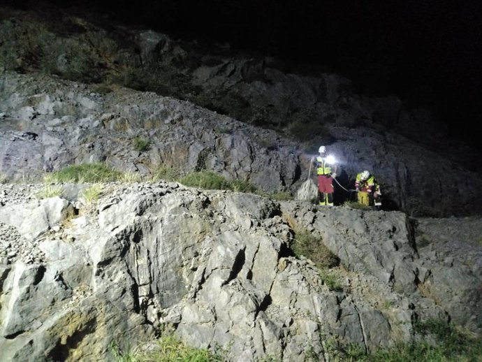 Rescate a tres personas perdidas al salir de una cueva en Voto