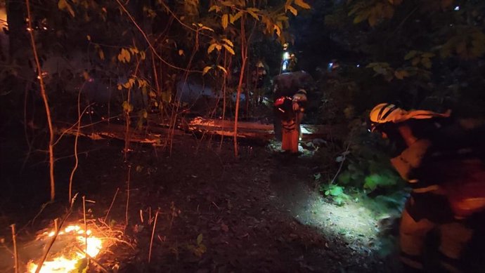 Las labores de extinción del incendio forestal que afecta a Tenerife han transcurrido sin incidencias relevantes durante la noche y el operativo continúa trabajando en diferentes puntos calientes, sobre todo en sector Ravelo, en la zona de la pista de