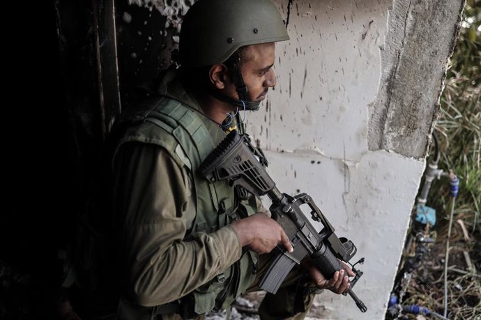 Imagen de archivo de un militar israelí en Kfar Aza. 