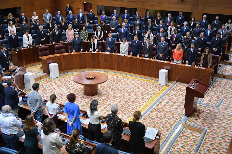 Diputados de la Asamblea de Madrid, durante los dos minutos de silencio del pleno de hoy, a 13 de octubre de 2023, en Madrid (España).