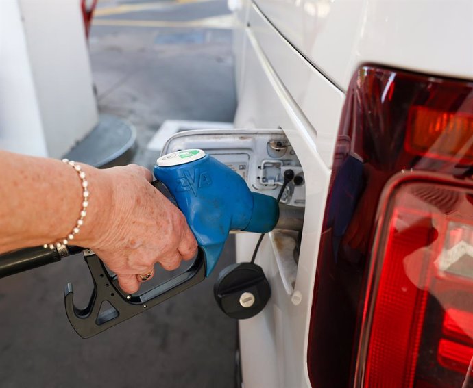 Una mujer reposta gasolina, a 6 de octubre de 2023, en Madrid (España). 