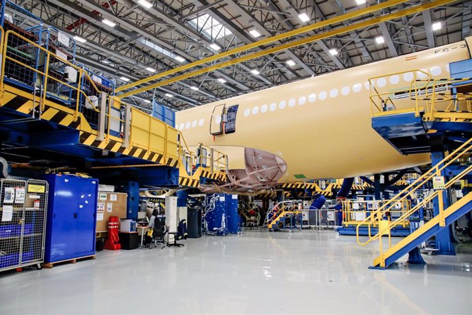 Archivo - Vista de la estructura de un avión en el campus de Airbus en Getafe