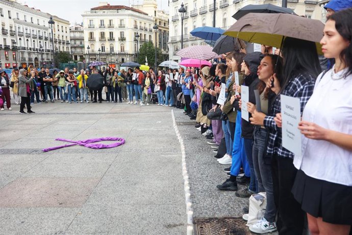 Archivo - Cientos de personas durante una concentración por los 40 feminicidios en 2023 en la Puerta del Sol.