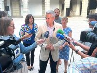 El PSOE ve "insostenible" mantener a Pascual en el cargo tras defender el copago: "Confunden pacientes con clientes"