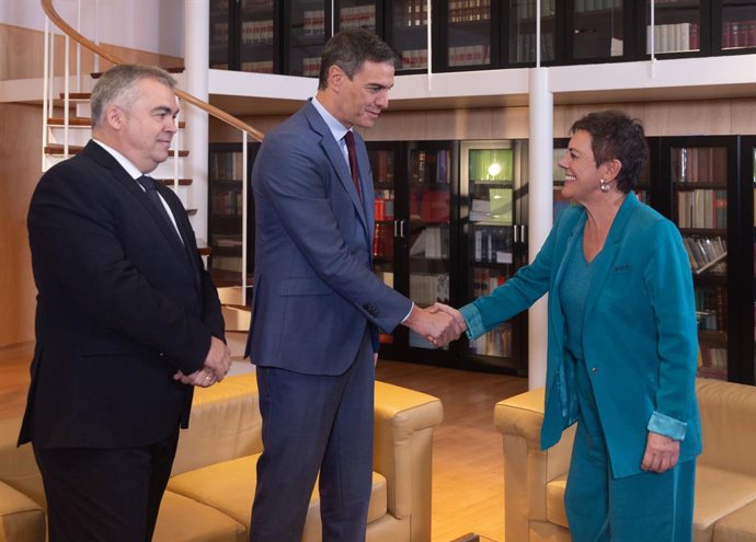 El president del Govern central en funcions i candidat del PSOE a la investidura, Pedro Sánchez (c), amb els portaveus d'EH Bildu al Congrés, Mertxe Aizpurua, i al Senat, Gorka Elejabarrieta