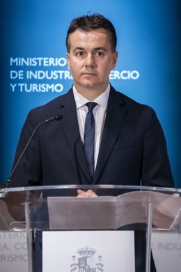 El ministro de Industria, Comercio y Turismo en funciones, Héctor Gómez, durante una rueda de prensa posterior a la reunión con el presidente de la Xunta de Galicia, en la sede del Ministerio, a 10 de octubre de 2023, en Madrid (España).