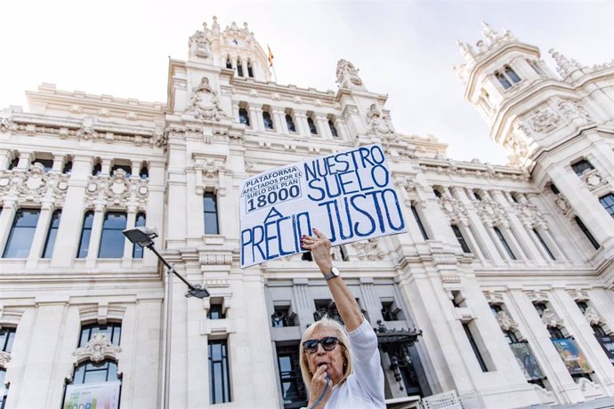 Archivo - Una mujer con una pancarta durante una protesta sobre el Plan 18000 Venta de Suelo