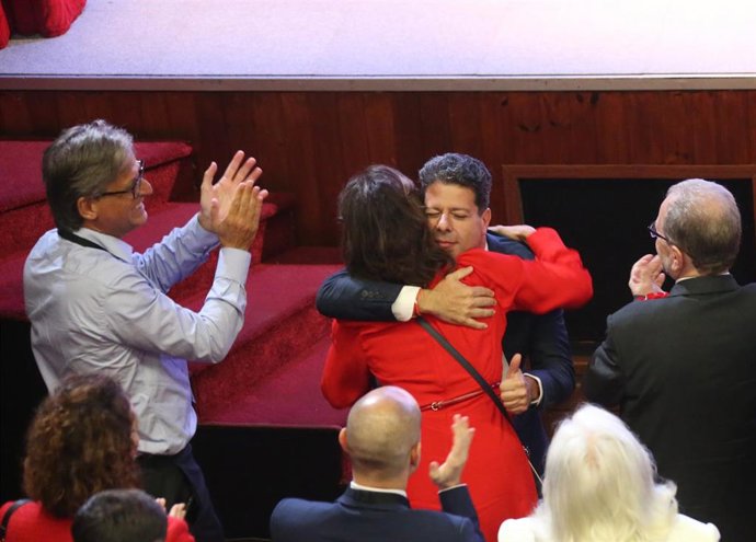 Fabián Picardo es felicitado tras su victoria, a 13 de octubre de 2023, en Gibraltar