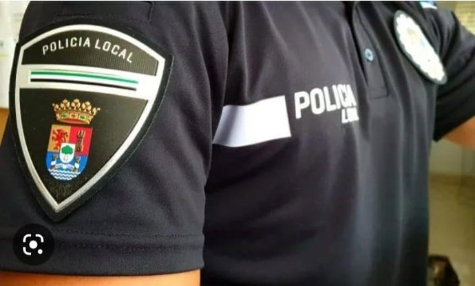 Archivo - Uniforme de un agente de la Policía Local de Talavera la Real.