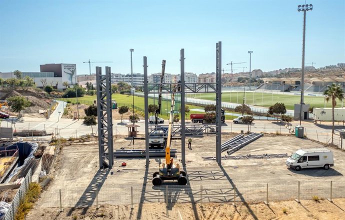 Montaje de la estructura del futuro rocódromo para escalada de Estepona