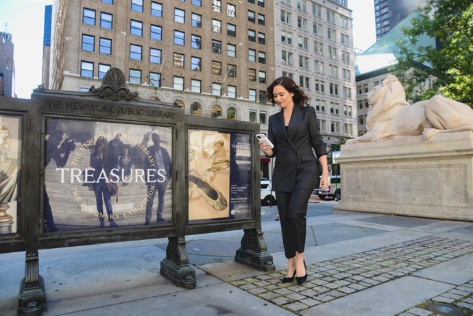 Archivo - La presidenta de la Comunidad de Madrid, Isabel Díaz Ayuso, consulta el móvil en 5th Avenue