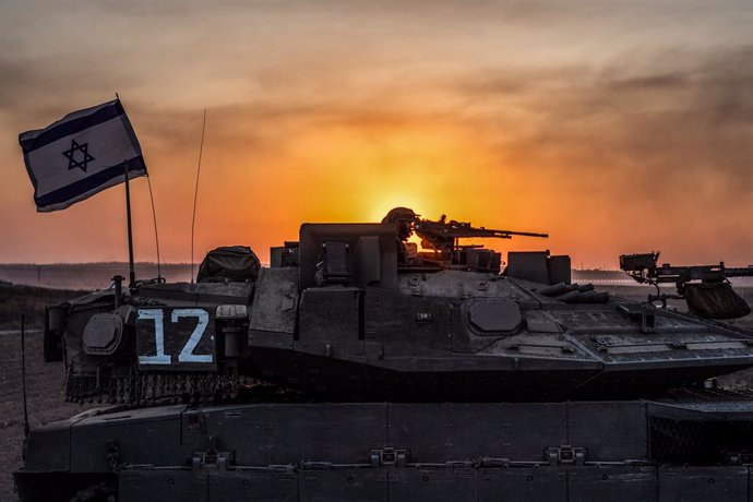 Un tanc israeli prop de la frontera amb la Franja de Gaza