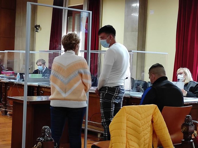 Archivo - El acusado más joven prestando declaración asistido por una intérprete.