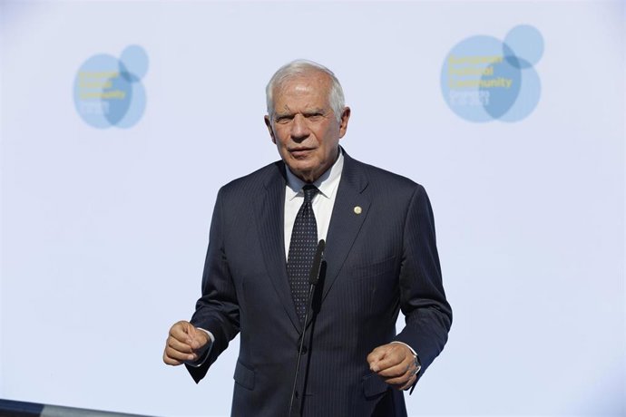 El alto representante de la UE para Asuntos Exteriores y Política de Seguridad y vicepresidente de la Comisión Europea, Josep Borrell, atiende a los medios de comunicación a su llegada al Palacio de Congresos de Granada