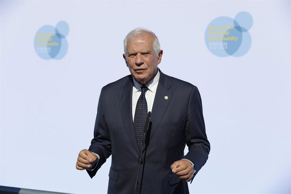 El alto representante de la UE para Asuntos Exteriores y Política de Seguridad y vicepresidente de la Comisión Europea, Josep Borrell, atiende a los medios de comunicación a su llegada al Palacio de Congresos de Granada